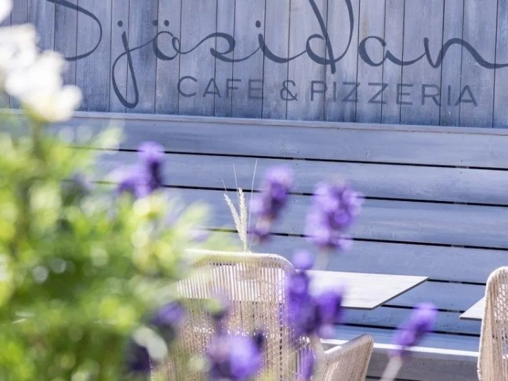 Seaside cottages with outdoor shower, 4 beds, WC