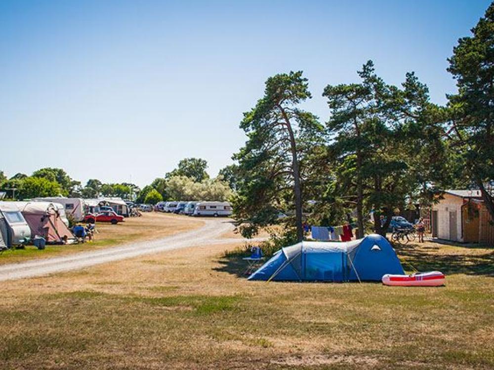 Campingplatz Wohnwagen/Wohnmobil mit Blick auf den See